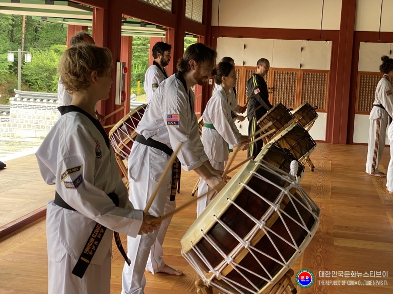 기사 2025.11.19.(수) 1-2  사진 2_태권북 체험 프로그램에 참가한 외국인들.jpg