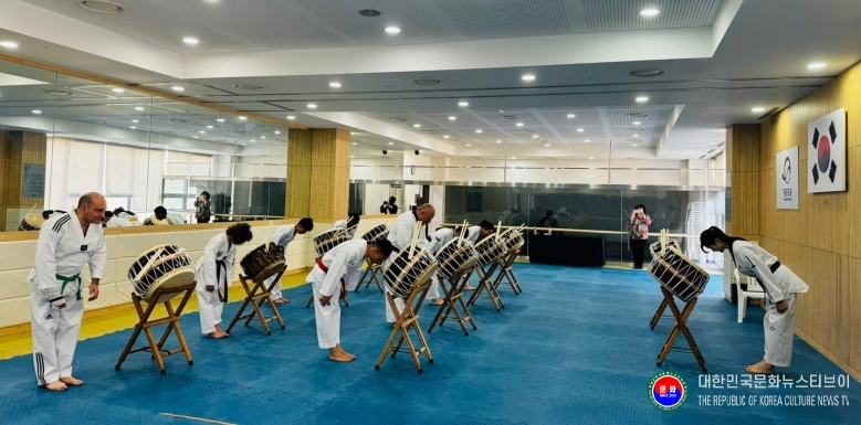 기사 2025.11.19.(수) 1-3  사진 3_태권북 체험 프로그램에 참가한 외국인들.jpg