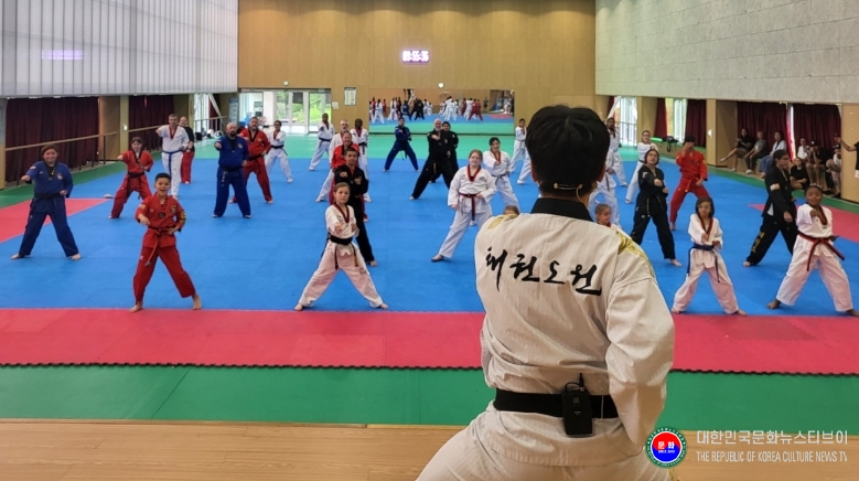 기사 2026.02.25.(수) 1-2 사진 2_태권도원 수련 체험 콘텐츠를 지도하는 모습(태권도원 평원관).jpg