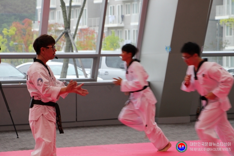 기사 2026.02.25.(수) 1-3 사진 3  태권도원 수련 체험 콘텐츠를 지도하는 모습(태권도원 나래홀).JPG