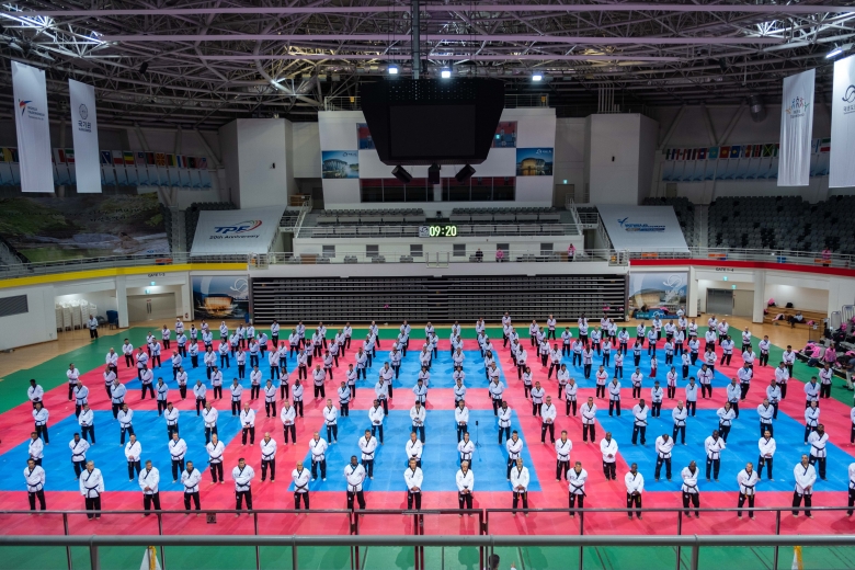 기사 2025.11.20.(목) 1-2 사진 2_태권도원 티1(T1)경기장에서 수련을 하고 있다.jpeg