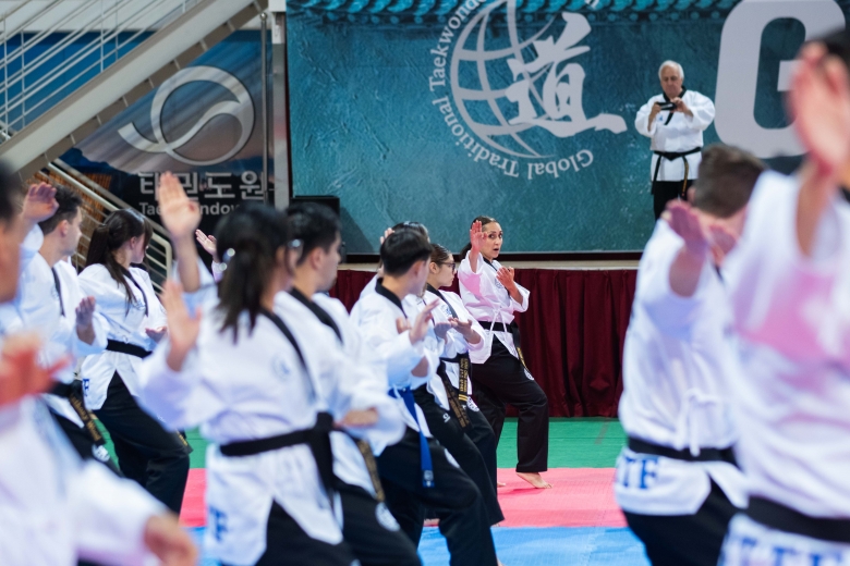 기사 2025.11.20.(목) 1-3 사진 3_태권도원 티1(T1)경기장에서 수련을 하고 있다.jpeg