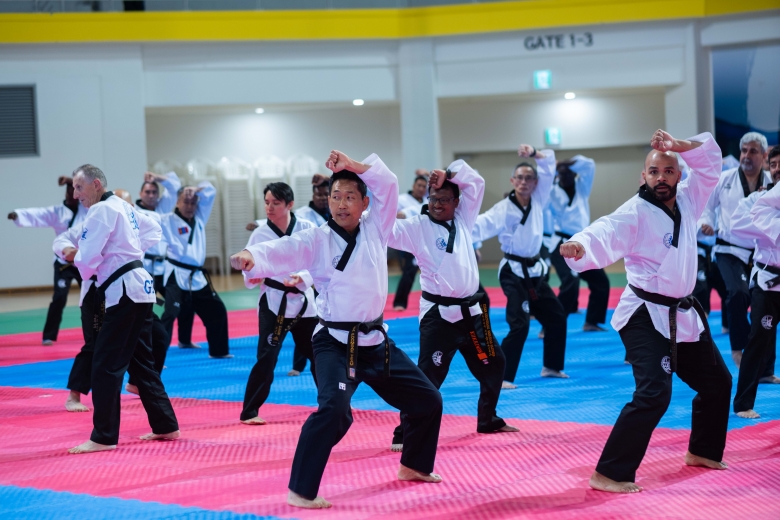 기사 2025.11.20.(목) 1-1 사진 1_태권도원 티1(T1)경기장에서 수련을 하고 있다.jpeg