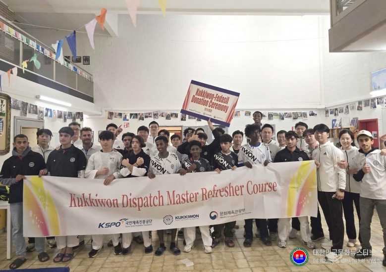 기사 2025.11.20.(목) 3-2 사진 2_해외 파견사범들이 벨기에에서 가장 큰 난민센터를 방문, 태권도 용품 전달식을 가졌다..jpg