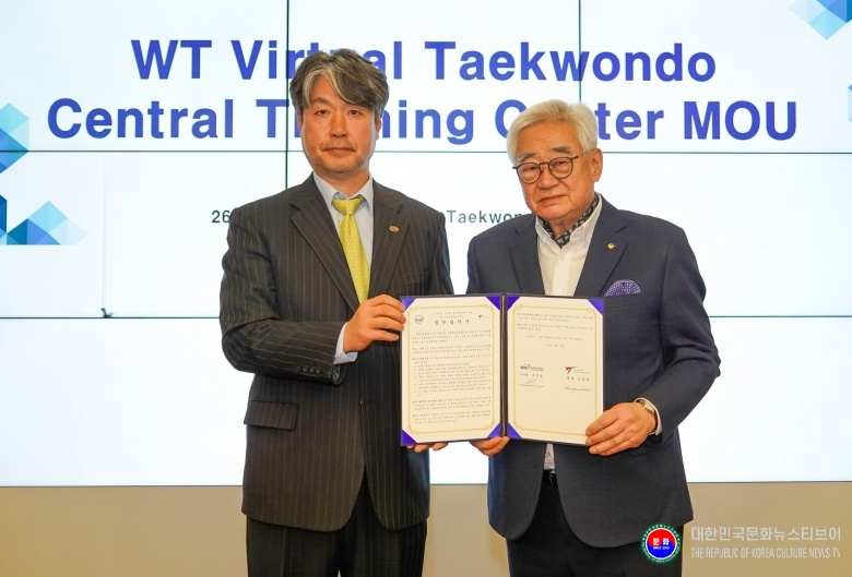 기사 2026.02.26.(목) 2-1 사진 1_태권도진흥재단(이사장 김중헌)과 세계태권도연맹(총재 조정원, WT)가 2026년 2월 26일 업무 협약을 체결하고 사진 촬영을 하고 있다 .jpg