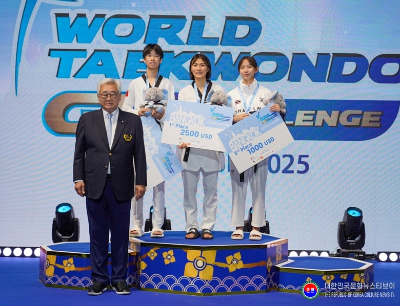 기사 2025.11.24.(월) 1-3 사진 3_조정원총재(왼쪽) 여자 -49kg 시상식.jpg