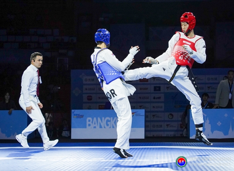 기사 2025.11.24.(월) 1-1 사진 1_방콕 그랑프리 챌린지, 고교생 문진호 레전드 장준 꺾고 우승_남자 -68kg 우승자 문진호 (오른쪽).jpg