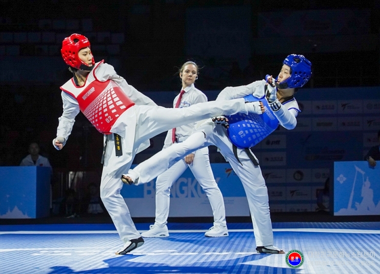 기사 2025.11.24.(월) 1-2 사진 2_여자 -49kg 우승 이예지 (왼쪽).jpg