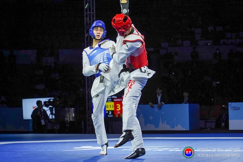 기사 2025.11.24.(월) 2-1 사진 1 남자 -58kg 결승전 김종명(왼쪽).jpg