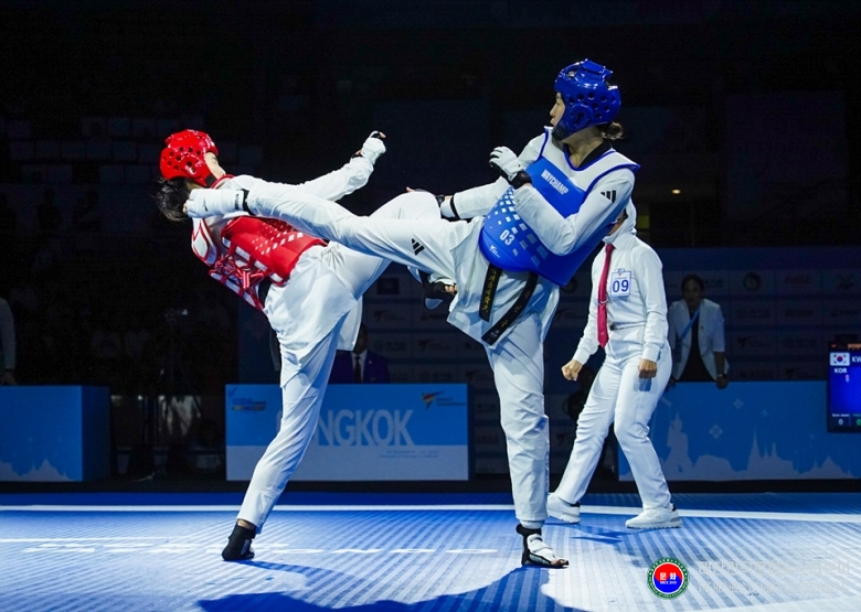 기사 2025.11.24.(월) 3-2 사진 2_방콕 2025월드태권도그랑프리챌린지 W-67kg 결승전 곽민주(오른쪽).jpg