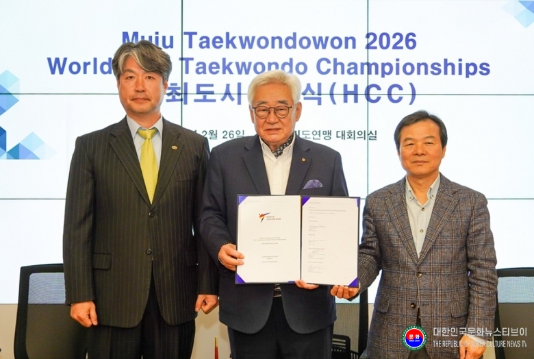 기사 2026.03.03.(화) 1-1 사진 1. 개최도시 협약 체결(좌측부터 김중헌 태권도진흥재단 이사장, 조정원 세계태권도연맹  총재, 양진방대한태권도협회  회장 순).jpg