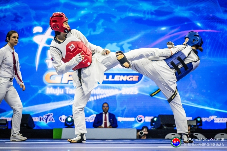 기사 2026.03.03.(화) 1-2 사진 2. 2025 세계 태권도그랑프리 챌린지 (이예지 선수(홍) 경기 장면).jpg