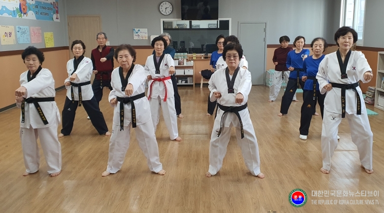 기사 2026.03.04.(수) 1-1 사진 1 실버태권도 위풍당당팀 수련 모습 .jpg