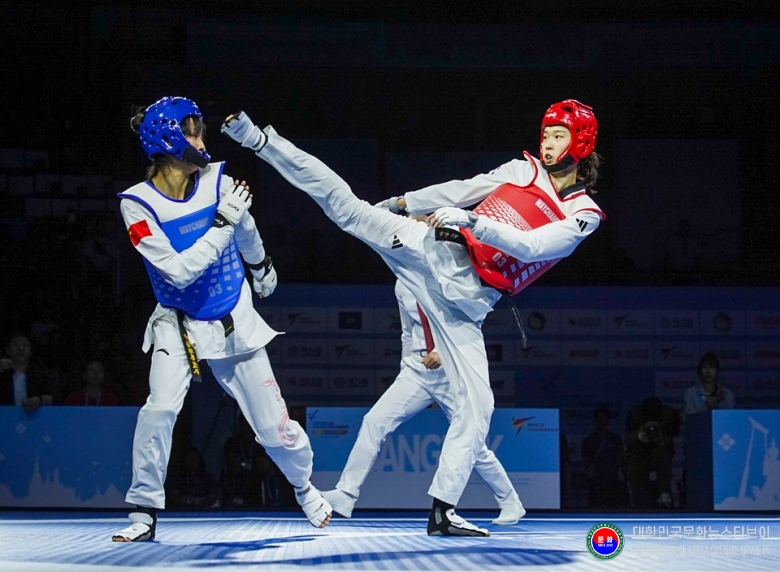 기사 2025.11.25.(화) 3-2 사진 2_여자 -57kg 결승전 김유진(오른쪽) (3).jpg