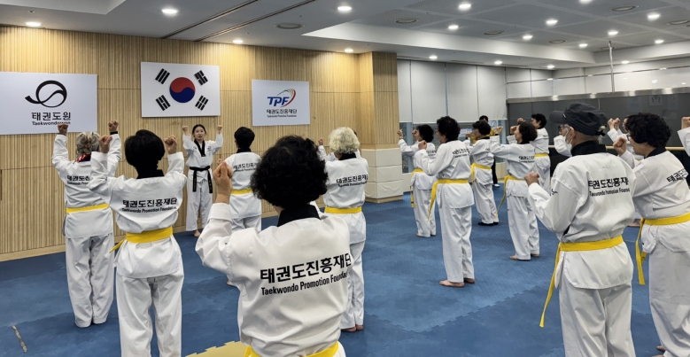 기사 2025.11.26.(수) 1-3 사진 3 태권도원 중수련실에서 태권힐링체조 체험을 하고 있다.jpeg