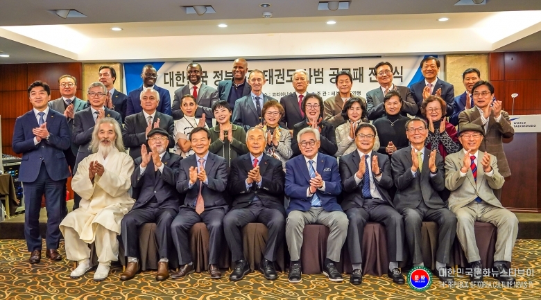 기사 2025.11.26.(수) 2-1 사진 1_세계태권도연맹, 정부파견 태권도 사범 공로패 행사에 참석한 수상자와 내빈들이 함께 기념촬영을 하고있다.(2).jpg