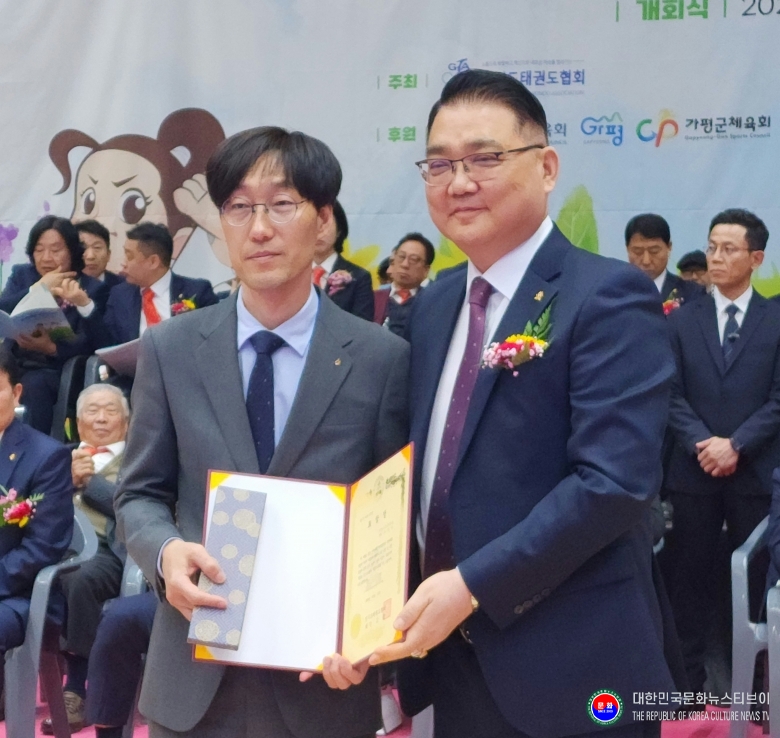 기사 2026.03.21.(토) 1-5 사진5 김평 경기도태권도협회 회장이 유공자 표창을 수여한 후 기념 촬영을 하고 있다.  .jpg