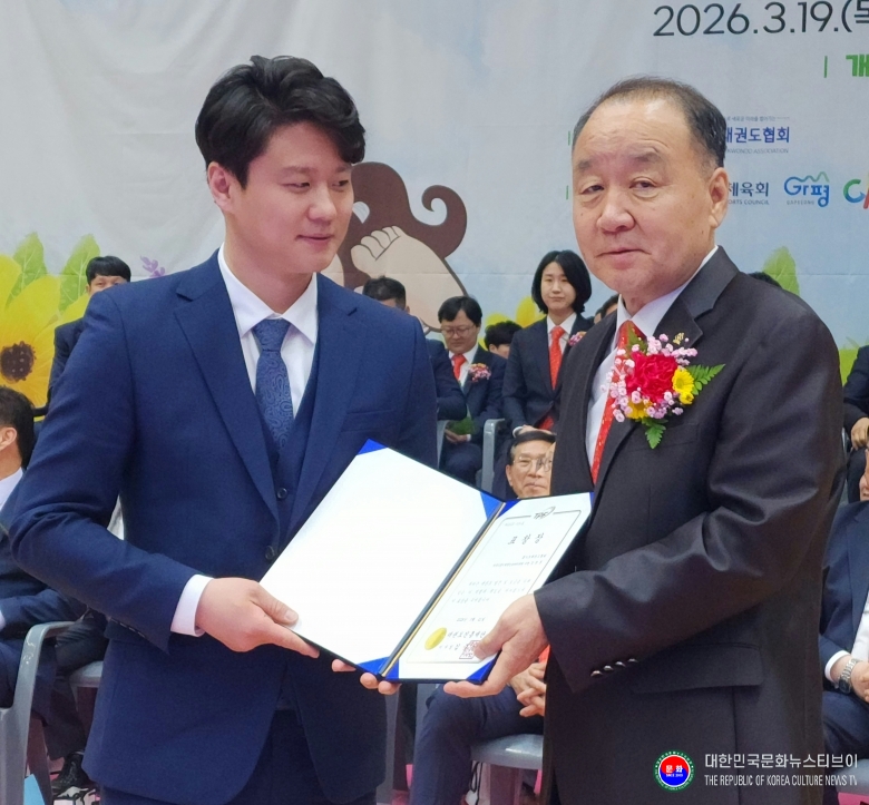 기사 2026.03.21.(토) 1-7 사진7 이영선 재단법인 GTAF 상임이사가 유공자 표창을 수여한 후 기념 촬영을 하고 있다.  .jpg