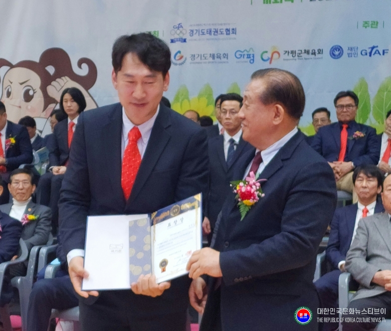 기사 2026.03.21.(토) 1-6 사진6 이승완 전 국기원 원장이 유공자 표창을 수여한 후 기념 촬영을 하고 있다.  .jpg