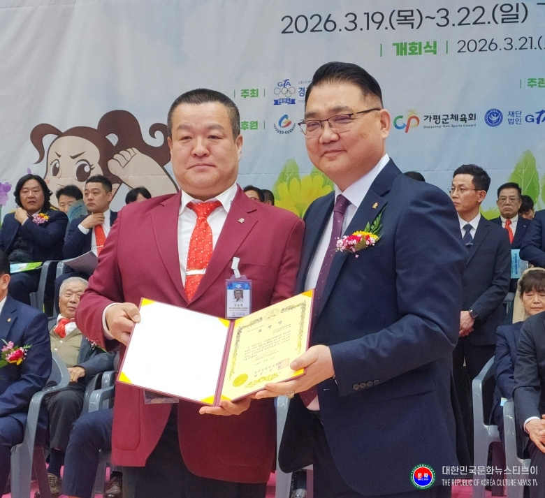 기사 2026.03.21.(토) 1-4 사진4 김평 경기도태권도협회 회장이 유공자 표창을 수여한 후 기념 촬영을 하고 있다.  .jpg