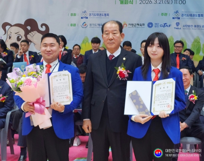 기사 2026.03.21.(토) 1-8 사진8 최권열 한국초등하교태권도연맹 회장이 유공자 표창을 수여한 후 기념 촬영을 하고 있다.  .jpg