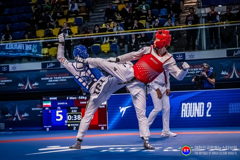 기사 2026.10.10.(토) 1-1  사진 1_세계태권도 월드태권도 파리 그랑프리 남자  -58kg 결승전 박태준(오른쪽).jpg