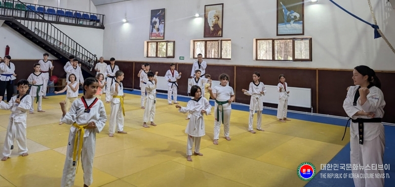 기사 2026.04.06.(월) 1-3 사진 3. 태권도봉사단(원)이 조지아에서 태권도를 지도하고 있다.jpg