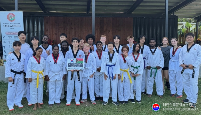 기사 2026.04.06.(월) 1-1 사진 1  태권도봉사단(원)이 바누아투에서 수련생들과 기념촬영을 하고 있다.jpg