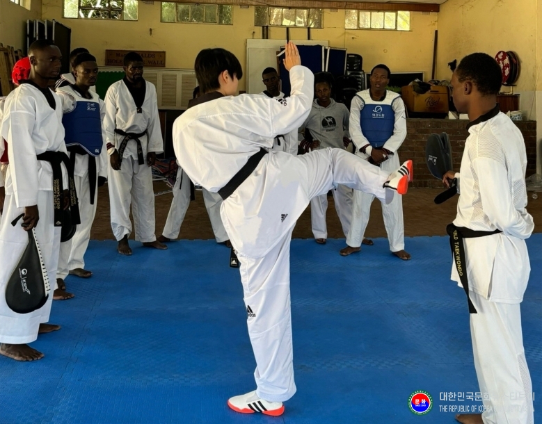 기사 2026.04.06.(월) 1-2 사진 2. 태권도봉사단(원)이 짐바브웨에서 태권도를 지도하고 있다.jpg