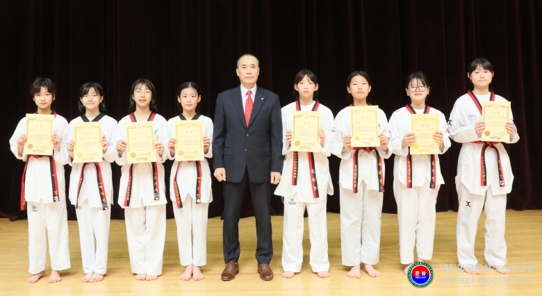 기사 2026.04.08.(수) 1-6 사진 6 제55회 전국소년체육대회 남자 초등부 경기도 대표 최종 선발전 1위 입상자들이 기념 촬영을 하고 있다 .jpg