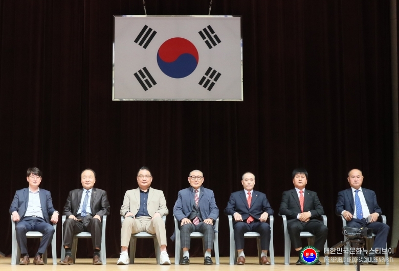 기사 2026.04.08.(수) 1-2 사진 2 김평 경기도태권도협회 회장을 한 임원진이 제55회 전국소년체육대회 경기도 대표 최종 선발전을 관전하고 있다   .jpg