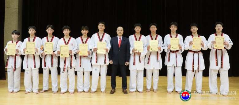 기사 2026.04.08.(수) 1-3 사진 3 제55회 전국소년체육대회 남자 중등부 경기도 대표 최종 선발전 1위 입상자들이 기념 촬영을 하고 있다. .jpg