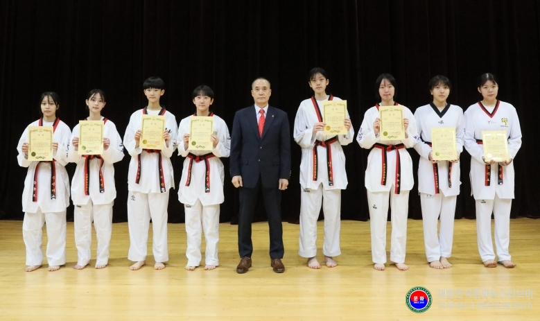 기사 2026.04.08.(수) 1-4 사진43 제55회 전국소년체육대회 여자 중등부 경기도 대표 최종 선발전 1위 입상자들이 기념 촬영을 하고 있다.jpg