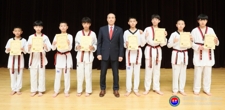 기사 2026.04.08.(수) 1-5 사진 5 제55회 전국소년체육대회 남자 초등부 경기도 대표 최종 선발전 1위 입상자들이 기념 촬영을 하고 있다 .jpg