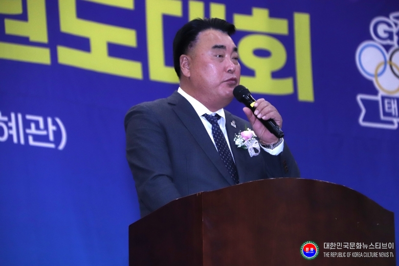 기사 2025.11.29.(토) 2-5 사진 5_송명호 의정부시체육회장 축사 2025 경기도의장기 태권도대회_1023.JPG