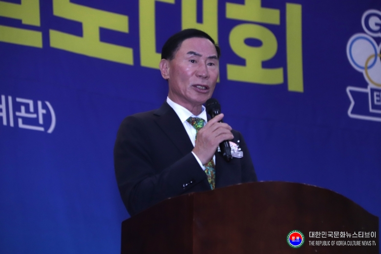 기사 2025.11.29.(토) 2-3 사진 3_이원성 경기도체육회장 축사 2025 경기도의장기 태권도대회 .JPG