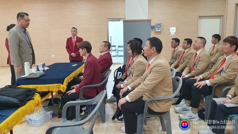 기사 2026.04.18.(금) 1-4 사진 4 김평 경기도태권도협회 회장이 제72회 경기도체육대회 태권도 경기 종료 후 심판진의 노고를 치하하고 있다   .jpg