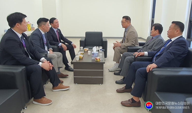 기사 2026.04.18.(금) 1-3 사진 3 이원성 경기도체육회 회장과 김평 경기도태권도협회 회장과 환담 모습  .jpg