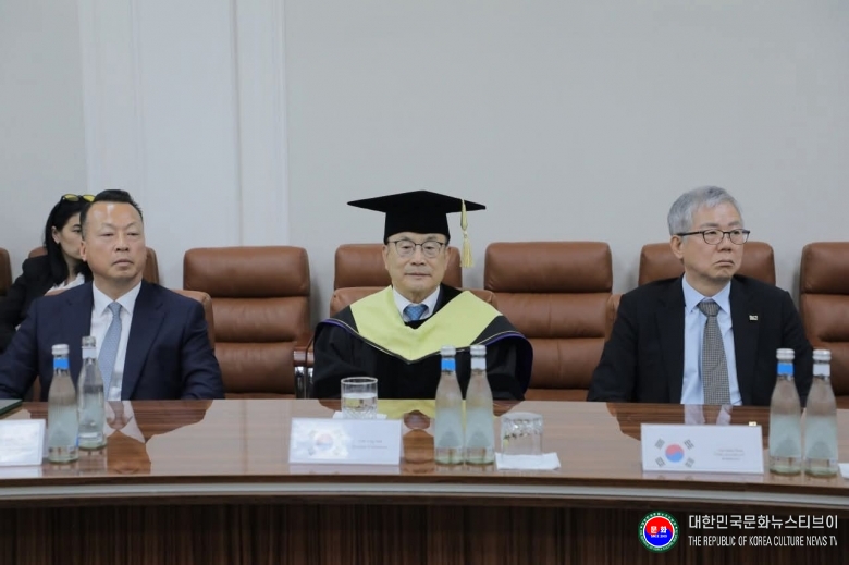 기사 2026.04.20.(월) 1-2  사진 2  윤웅석 국기원장 우즈베키스탄 국립대학교 명예박사 학위 수여 사진 .jpg