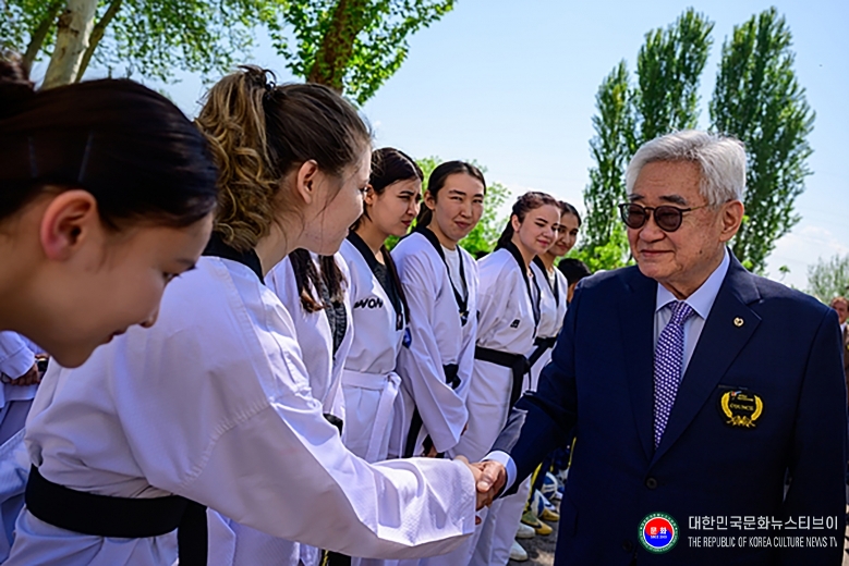 기사 2026.04.20.(월) 2-2 사진 2 우즈베키스탄 국립체육대학교 태권도학과 학생들이 조총재의 방문을 환영하고있다01.jpg