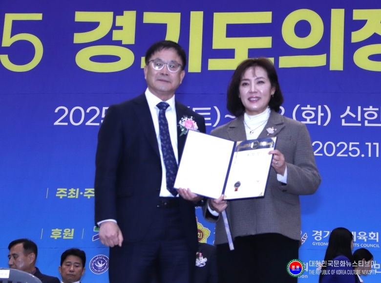 기사 2025.11.29.(토) 3-3 사진 3_박수현 겨루기심판분과 국기원장상 수상 사진.JPG