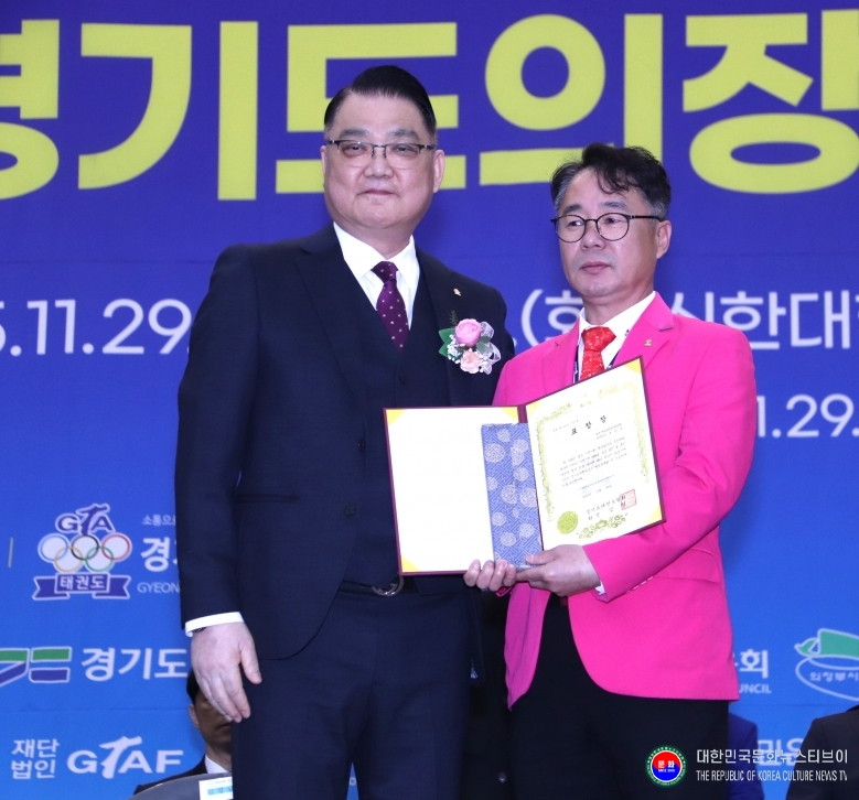 기사 2025.11.29.(토) 3-6 사진 6_윤창용 품새심판분과 부위원장 경기도태권도협회장상 수상 사진I .JPG