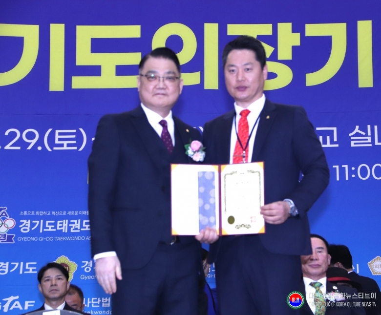 기사 2025.11.29.(토) 3-8 사진 8_양승훈 질서안전대책분과 경기도태권도협회장상 수상 사진 .JPG
