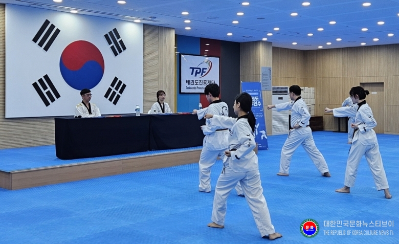 기사 2026.06.10.(수) 1-3 사진 3. 전북 무주 태권도원 도약센터 수련실에서 태권도 발표 중 품새 시연.jpg