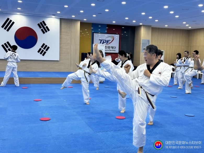 기사 2026.06.10.(수) 1-2 사진 2. 전북 무주 태권도원 도약센터 수련실에서  기본 기술(발차기) 수련.jpg