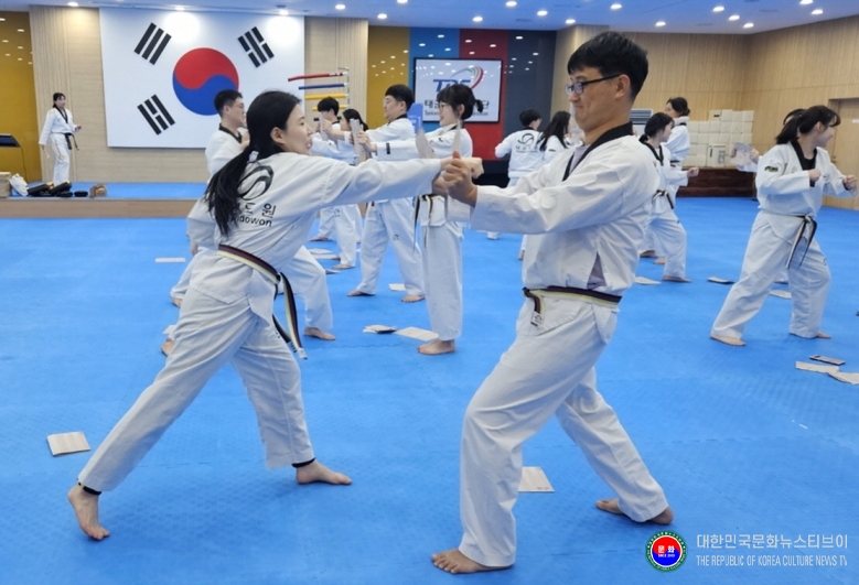 기사 2026.06.10.(수) 1-1 사진 1. 전북 무주 태권도원 도약센터 수련실에서  격파 체험 모습 .jpg
