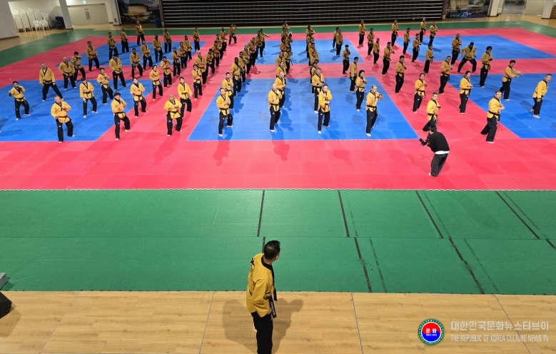 기사 2025.12.02.(화) 1-4 사진 4 워크숍 참가자들이 품새 실기 훈련에 참가 하고 있다(장소 태권도원 T1경기장).jpg