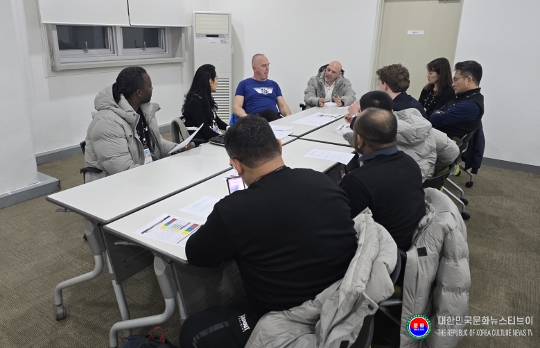 기사 2025.12.02.(화) 1-3 사진 3 워크숍 참가자들이 그룹 토의를 하고 있다(장소 태권도원 도약센터 강의실).jpg