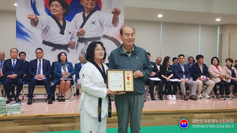 기사 2026.07.04.(토) 1-10  사진 10__경기도 동두천시 박형덕 시장이 동두천시장산ㅇ 표창을 수여 후 기념 촬영 모습_경기도 동두천시 반다비체육센터 20260704_114011.jpg