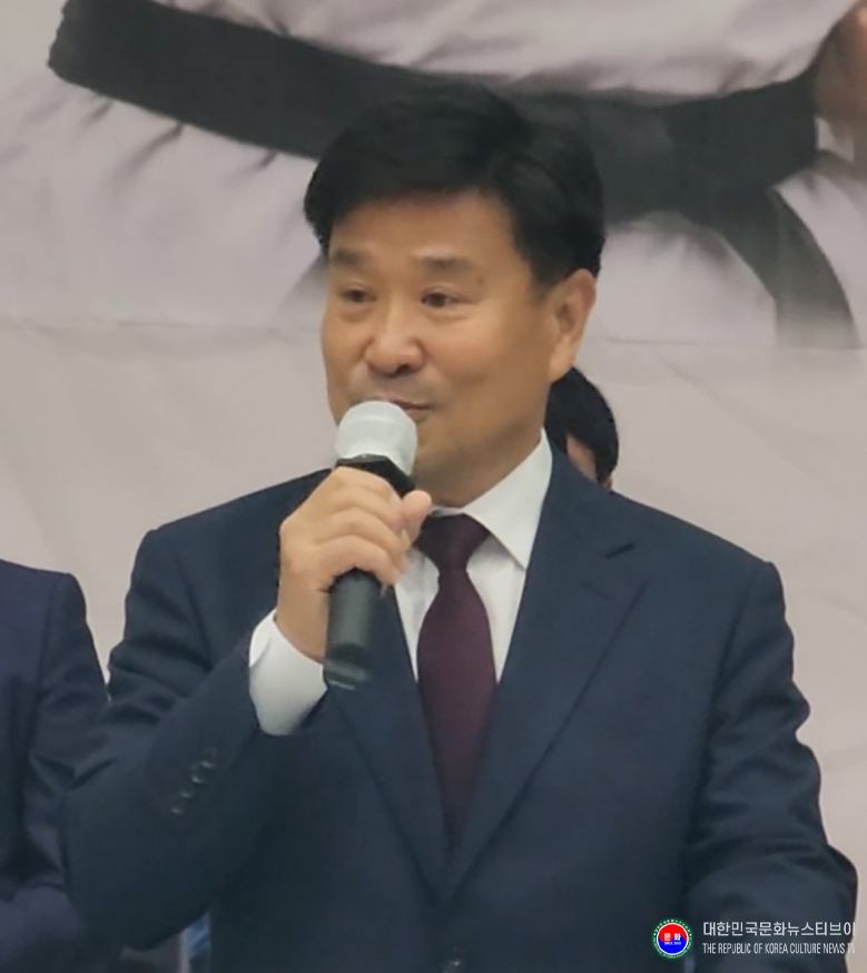 기사 2026.07.04.(토) 1-7  사진 7_2026 전국실버태권도한마당 개회식 추철호 동두천시체육회 회장 축사 경기도 동두천시 반다비체육센터 .jpg